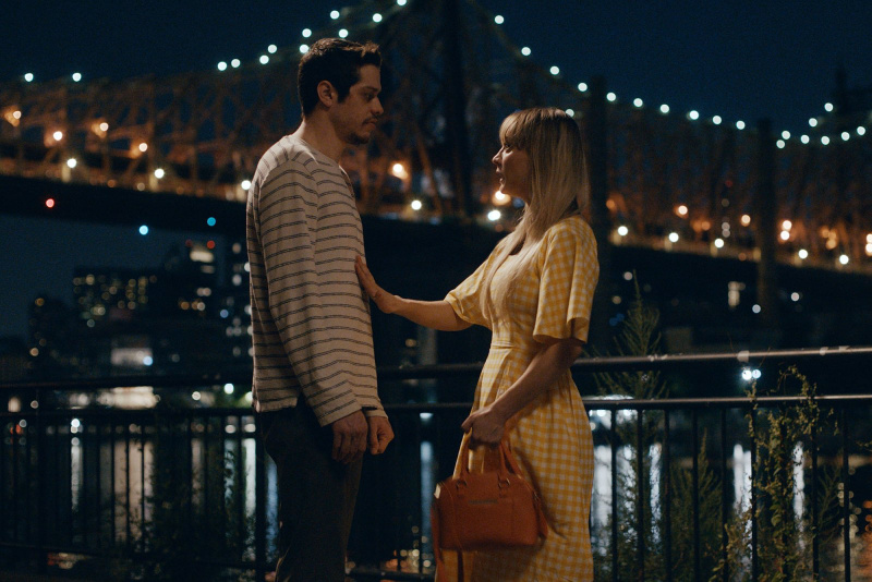 Conheça o fofo Tudo para saber sobre Pete Davidson e Kaley Cuoco's Sci-Fi Romantic Comedy