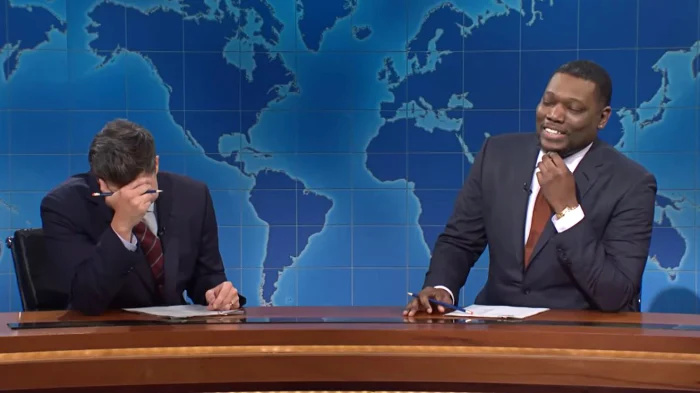 Colin Jost diz que está 'coberto de suor' depois que Michael Che puxa a pegadinha do Dia da Mentira no 'Saturday Night Live'