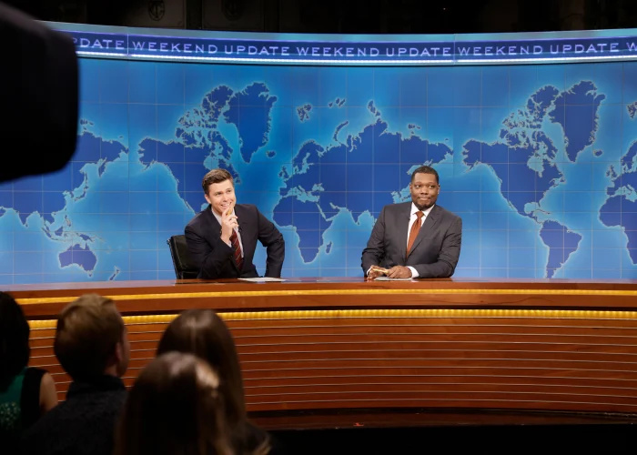   Colin Jost diz que está 'coberto de suor' depois que Michael Che puxa a pegadinha do Dia da Mentira no 'Saturday Night Live'