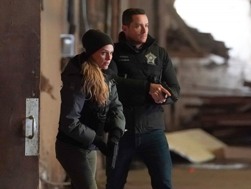   Tracy Spiridakos reage à saída de Jesse Lee Soffer Chicago PD