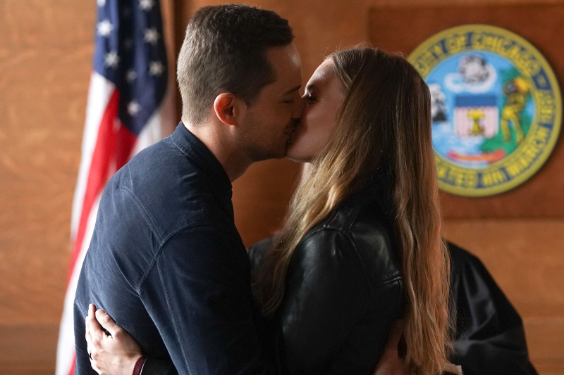   Tracy Spiridakos reage à saída 2 de Jesse Lee Soffer Chicago PD