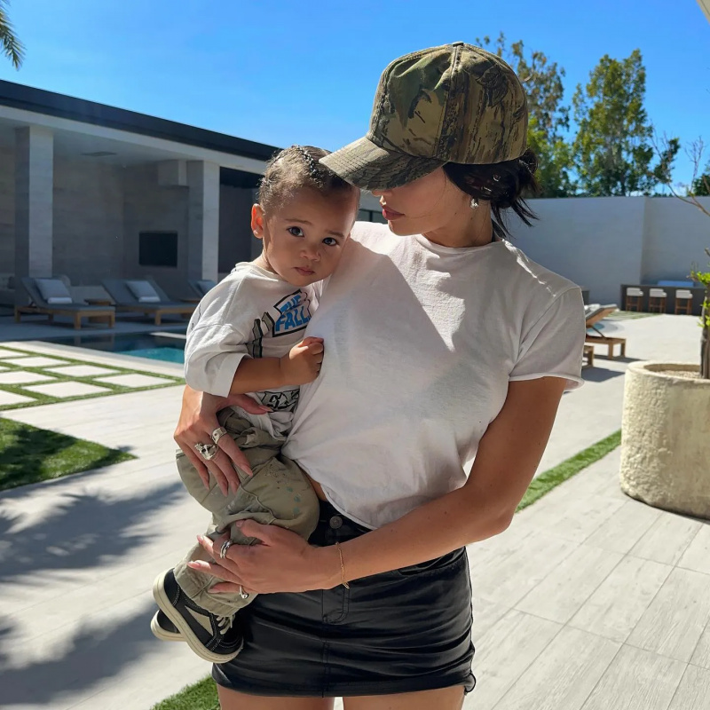 Kylie Jenner diz que pós-parto contribuiu para nomear seu filho Wolf:'Not a Name Good Enough'