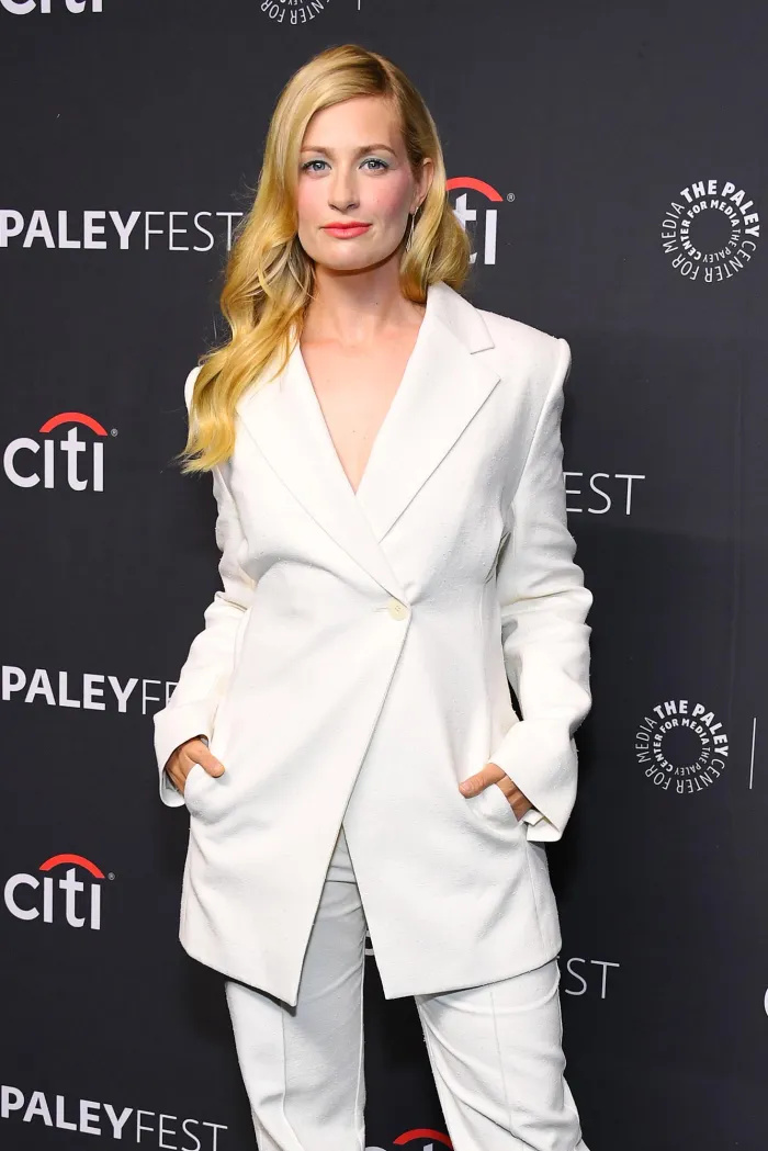   Beth Behrs está preocupada com a equipe secreta de renovação de celebridades ao usar pistola de pregos 1st Look 319
