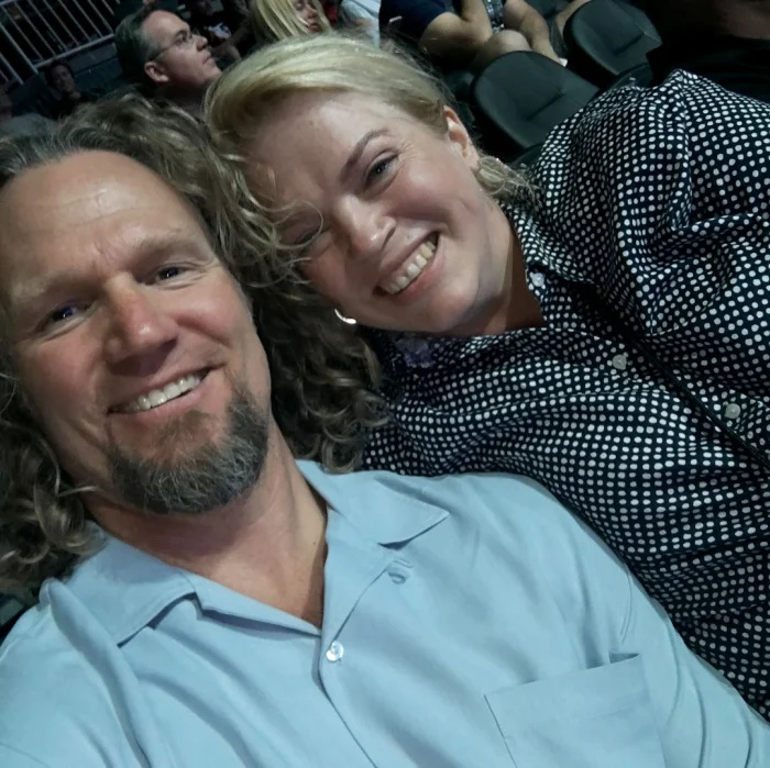 Janelle Brown, de Sister Wives, revela que ela e Kody estão 'separados por meses' após o drama da 17ª temporada, mais revelações bombásticas azul bebê botão para cima