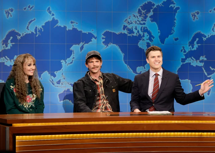  Colin Jost fica vermelho com o 'Saturday Night Live'' Impression of Scarlett Johansson During 'Weekend Update'