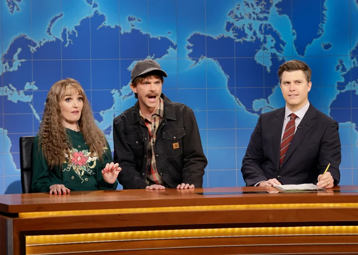   Colin Jost fica vermelho com o 'Saturday Night Live'' Impression of Scarlett Johansson During 'Weekend Update'