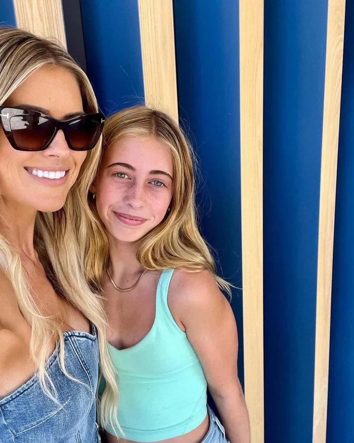 A filha de Christina Haack, Taylor, se junta à mãe no primeiro clipe de 'Christina in the Country' em meio ao drama fotográfico de Hudson
