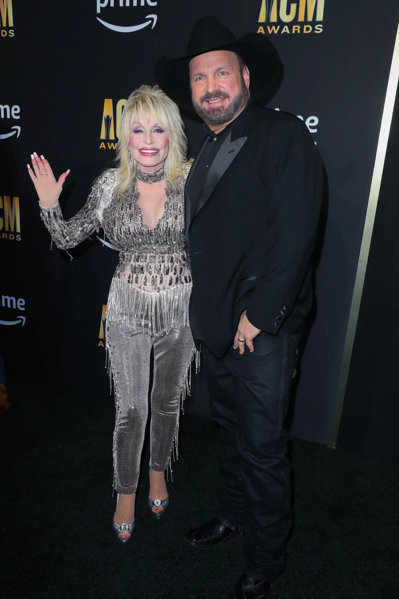   Garth Brooks chama Dolly Parton de 'GOAT'' in 2023 ACM Awards Opening —— She Claims It Stands for ‘Garth Organize A Threesome’ 724 Dolly Parton and Garth Brooks