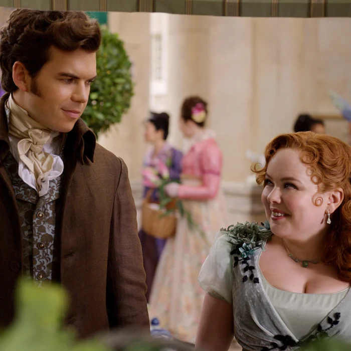 Fotos da 3ª temporada de 'Bridgerton' mostram os novos looks de Colin e Penelope em meio à história de amor
