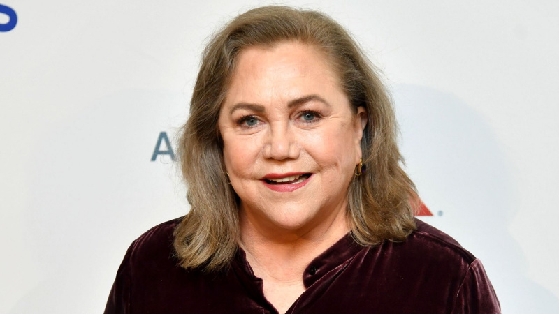 Kathleen Turner fala sobre o jarro de juramento