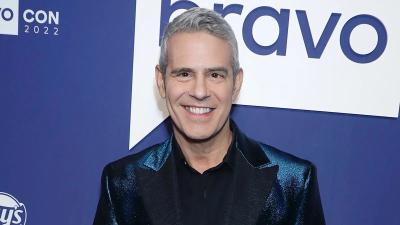 Andy Cohen brinca sobre a véspera de Ano Novo sóbrio durante a transmissão da CNN e tira fotos sem álcool com Anderson Cooper