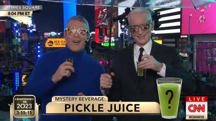   Andy Cohen faz piada sobre ano novo sóbrio's Eve During CNN Broadcast, Takes Non-Alcoholic Shots With Anderson Cooper