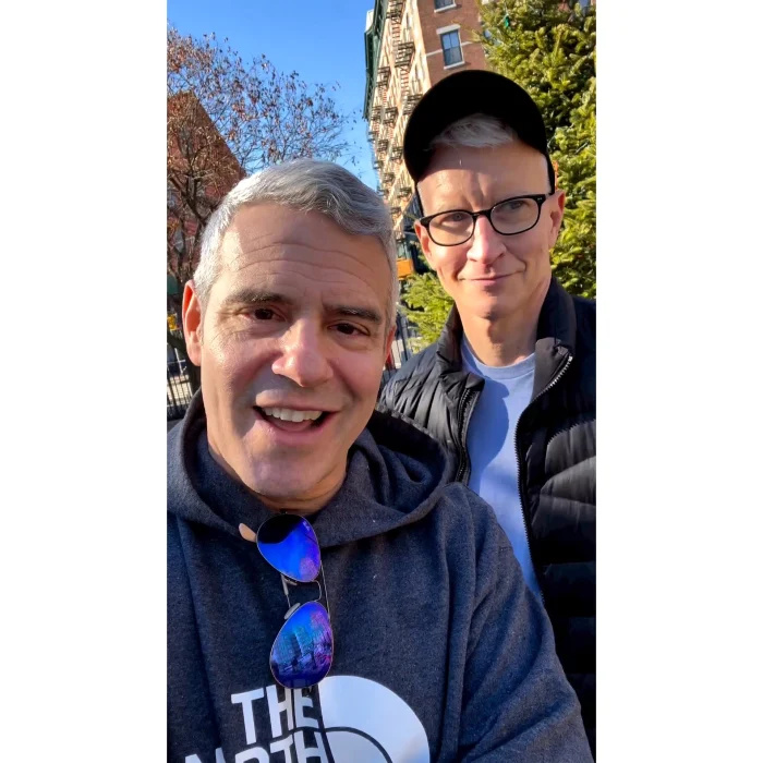   Andy Cohen faz piada sobre ano novo sóbrio's Eve During CNN Broadcast, Takes Non-Alcoholic Shots With Anderson Cooper
