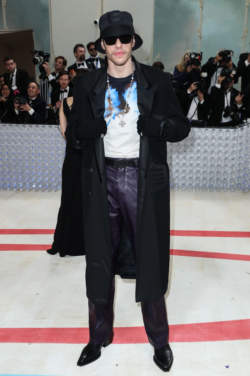   Pete Davidson mantém um perfil discreto em um chapéu de balde e óculos de sol no Met Gala 2023
