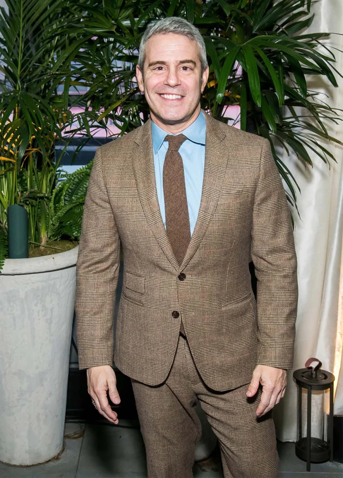   Andy Cohen brinca que pode 'incendiar' a CNN no programa de véspera de ano novo e planeja beber