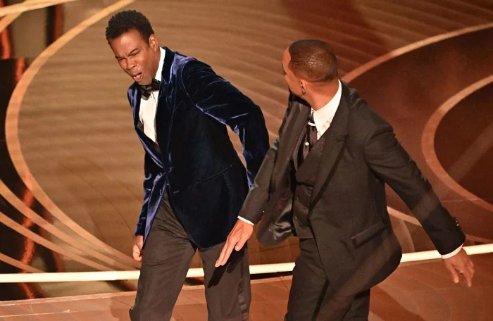   Chris Rock faz piada sobre o tapa em Will Smith 1 ano após a briga no Oscar
