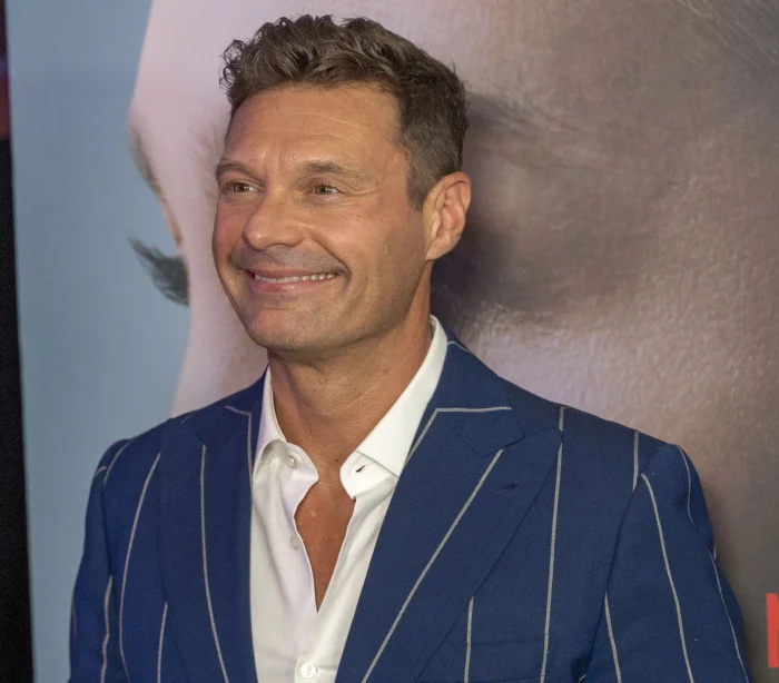   Ryan Seacrest relembra o acidente de NYE onde Taylor Swift acabou com seu terno de listras largas