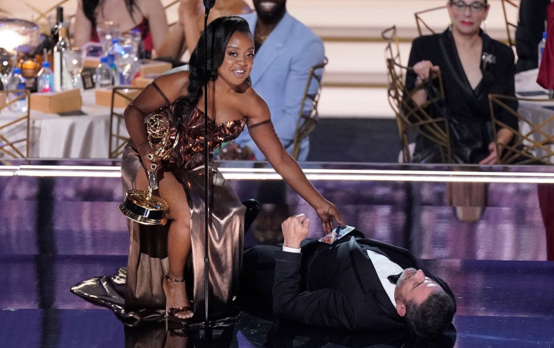 Quinta Brunson e Jimmy Kimmel Emmy Awards 2022