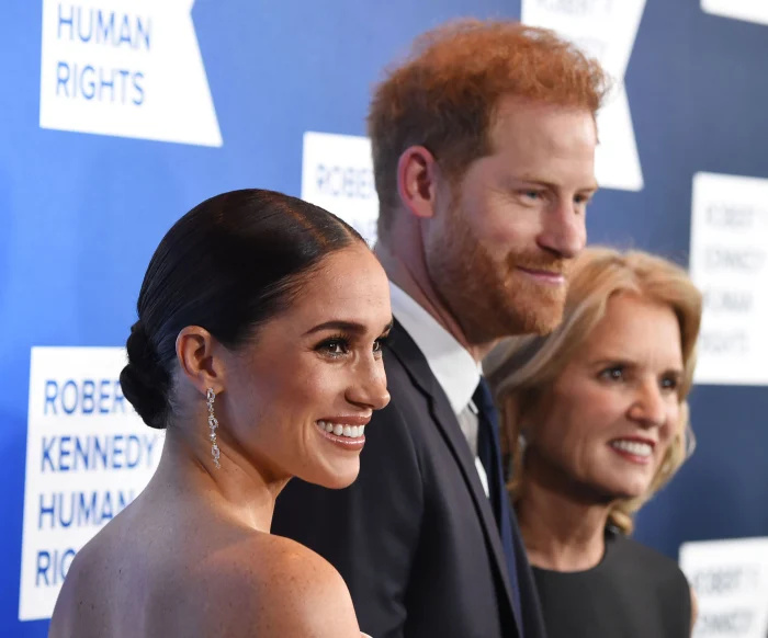 Príncipe Harry revela que a família real pensou que Meghan Markle estava passando por um 'rito de passagem' com a imprensa do Reino Unido:'Why Should She Be Protected?' side view