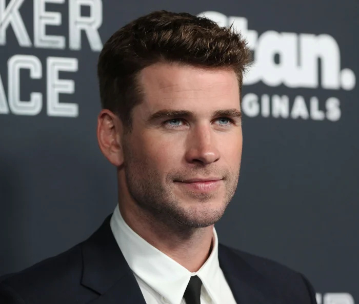   A irmã de Miley Cyrus, Brandi Cyrus, reconhece as teorias dos fãs de 'Flowers' sobre Liam Hemsworth atualizar o terno preto