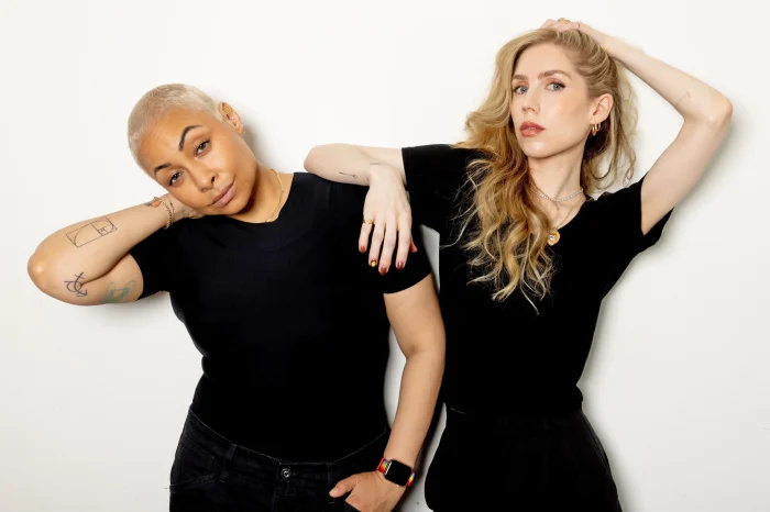 A esposa de Raven-Symone, Miranda Maday, brinca que seu novo podcast é como 'terapia de casal'