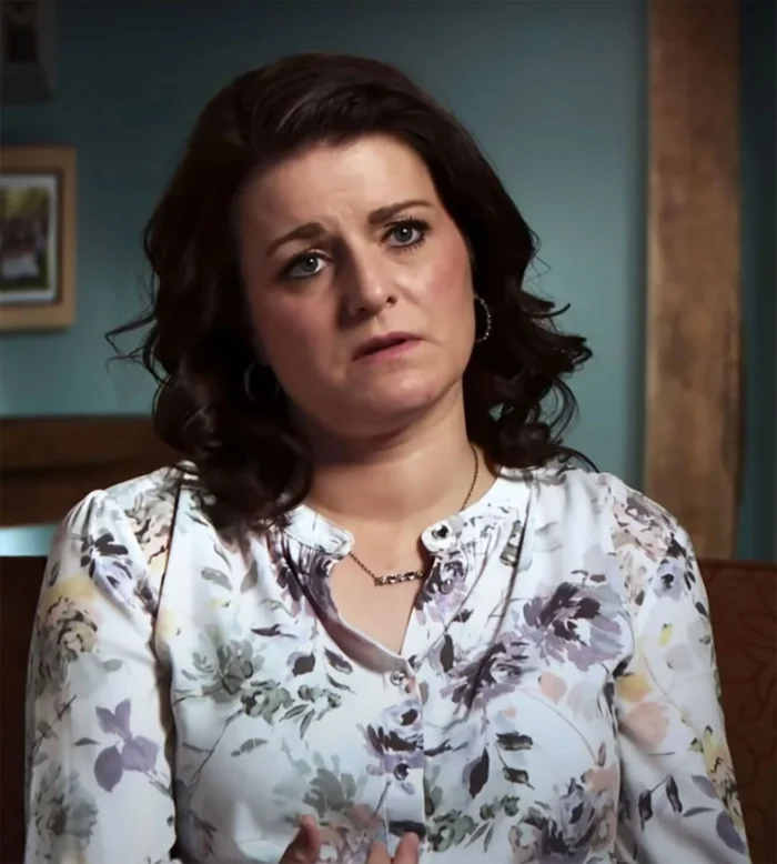 Robyn Brown, do Sister Wives, detalha Christine Feud, culpa-a por Meri e Kody não se reconciliarem: 'Não quero falar mal dela' camisa floral branca