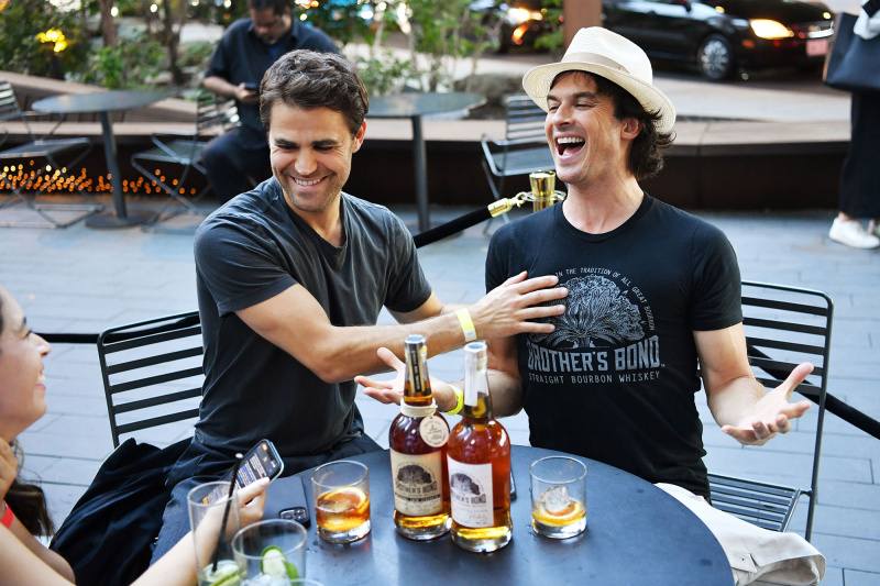 Paul Wesley e Ian Somerhalder ainda amam seu Bourbon, Bromance e ex-costars - mas eles ganharam't Do a Vampire Diaries Spinoff