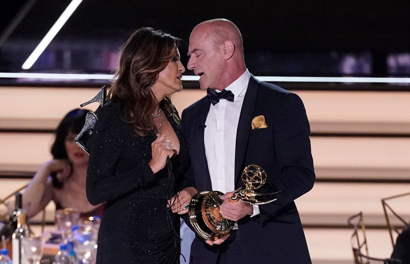 Melhores momentos do Emmy 2022: Mariska Hargitay e Christopher Meloni quase se beijam, elenco de 'Abbott Elementary' apoia Sheryl Lee Ralph e mais!