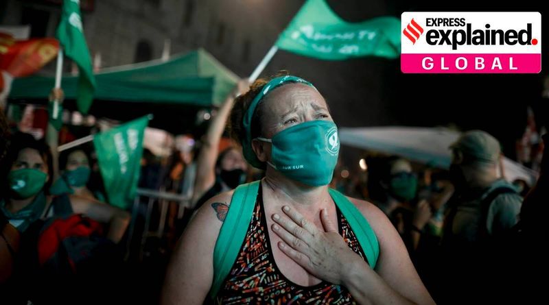 Explicado: Por que o movimento pró-aborto da Argentina está associado a lenços verdes