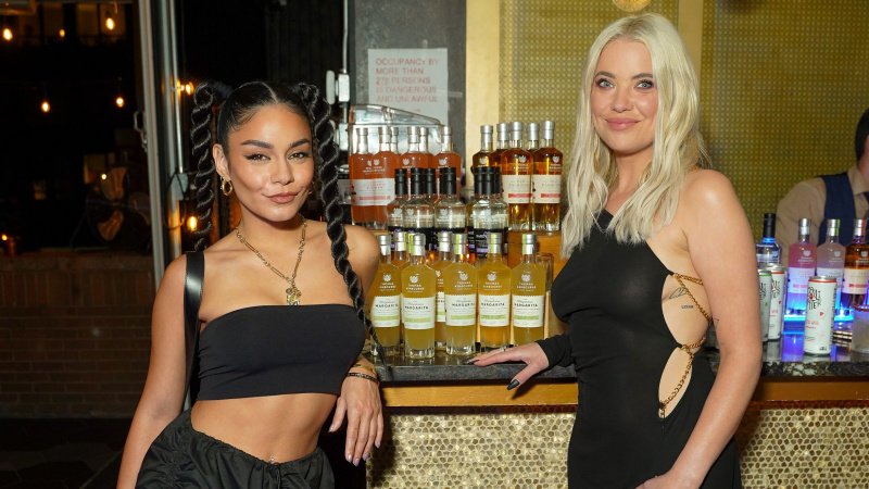 Vanessa Hudgens e Ashley Benson comemoram o lançamento do novo coquetel no evento Thomas Ashbourne em Nova York