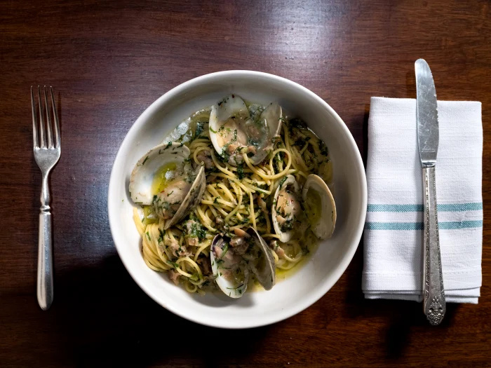   Chef Judy Joo fala com Marc Forgione sobre trabalhar com seu pai, ganhando'Iron Chef' and More: See His Spaghetti Vongole Recipe