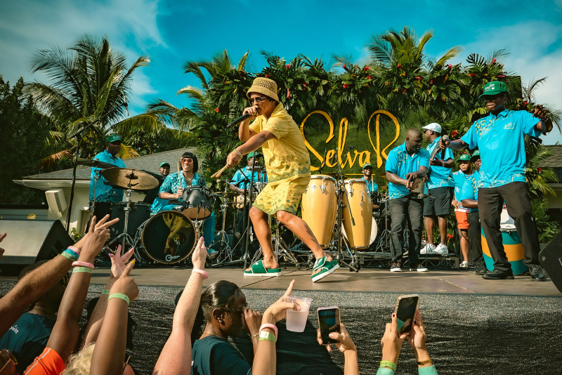 Bruno Mars se apresenta no Baha Mar nas Bahamas para celebrar SelvaRey Rum 2