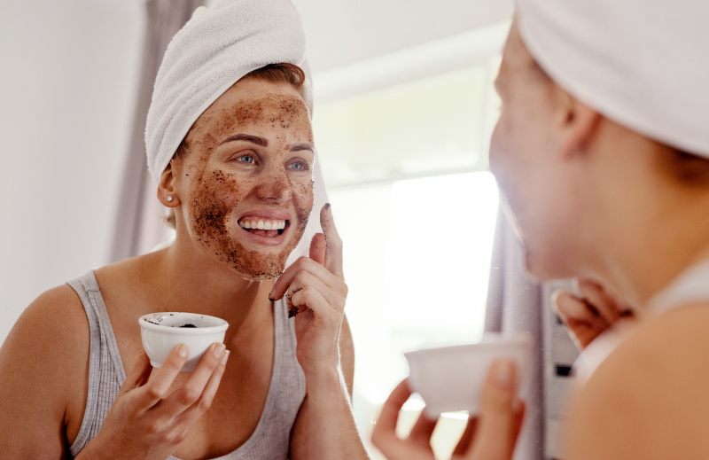 Refresque o cabelo oleoso sem esforço com os melhores xampus secos