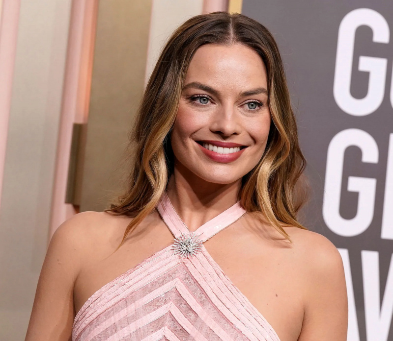   Margot Robbie Breakout Golden Globes 2023 sorriso de boca aberta