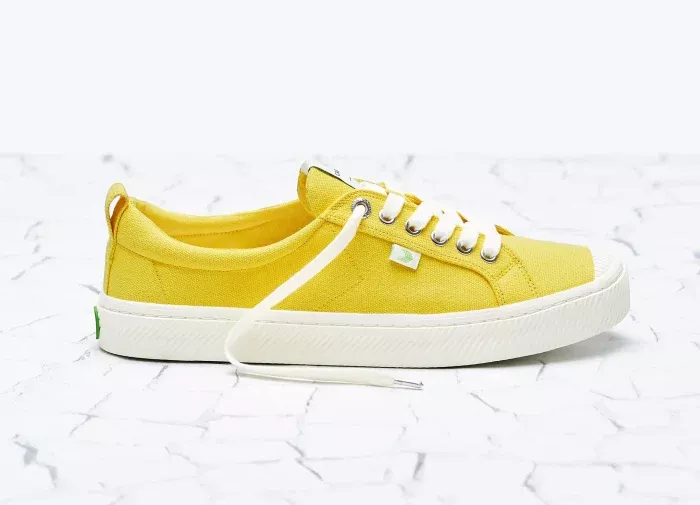   tênis cariuma amarelo