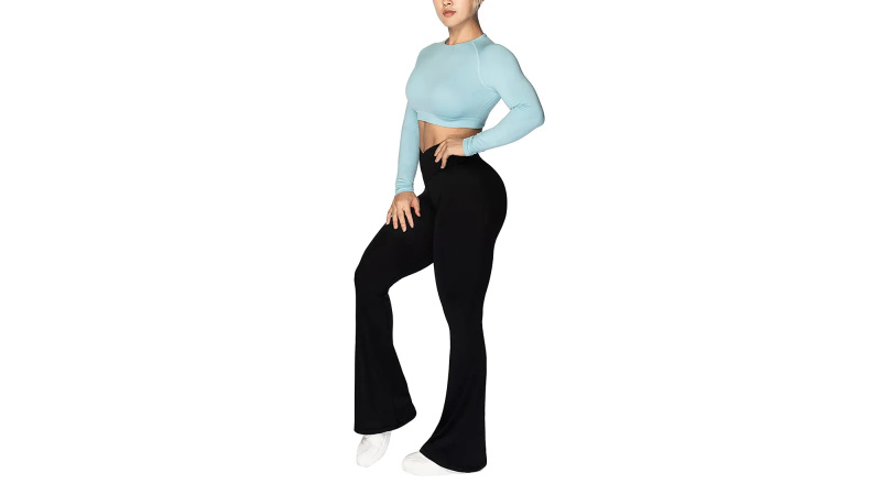 Estas leggings flare cruzadas valorizam cada figura com controle de barriga de cintura alta