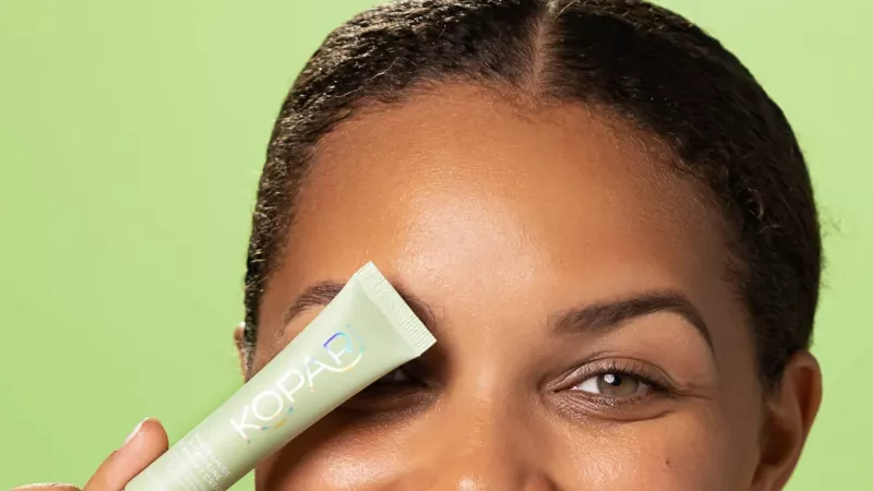 Este creme para os olhos com infusão de cafeína reduz as olheiras como uma dose de café expresso na sua pele