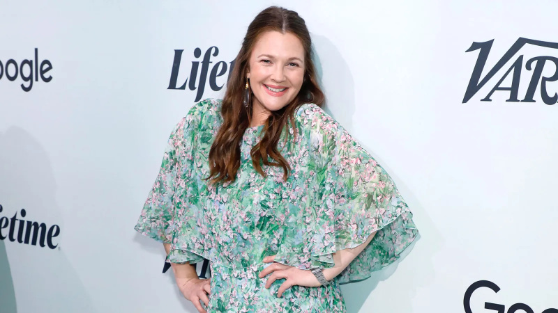 O truque de levantamento de olhos de US $ 9 de Drew Barrymore é uma virada de jogo de beleza