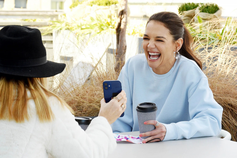   Katie Holmes rindo com um amigo