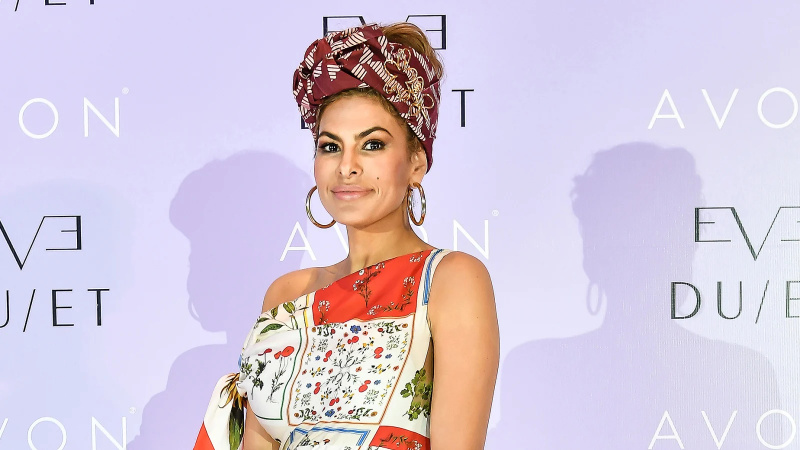 Recrie o momento do vestido branco de $ 695 de Eva Mendes com esta peça por menos de $ 30