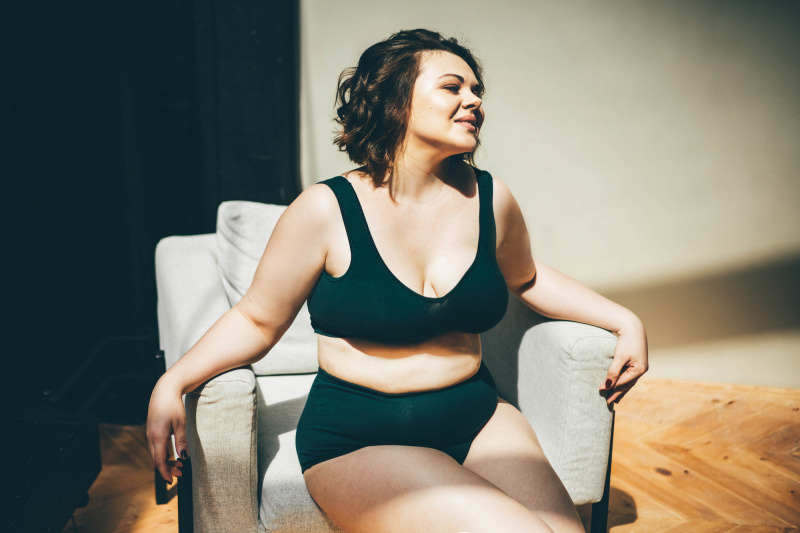 Plus-Size-Mulher-Vestindo-Lounge-Sutiã-Stock-Photo
