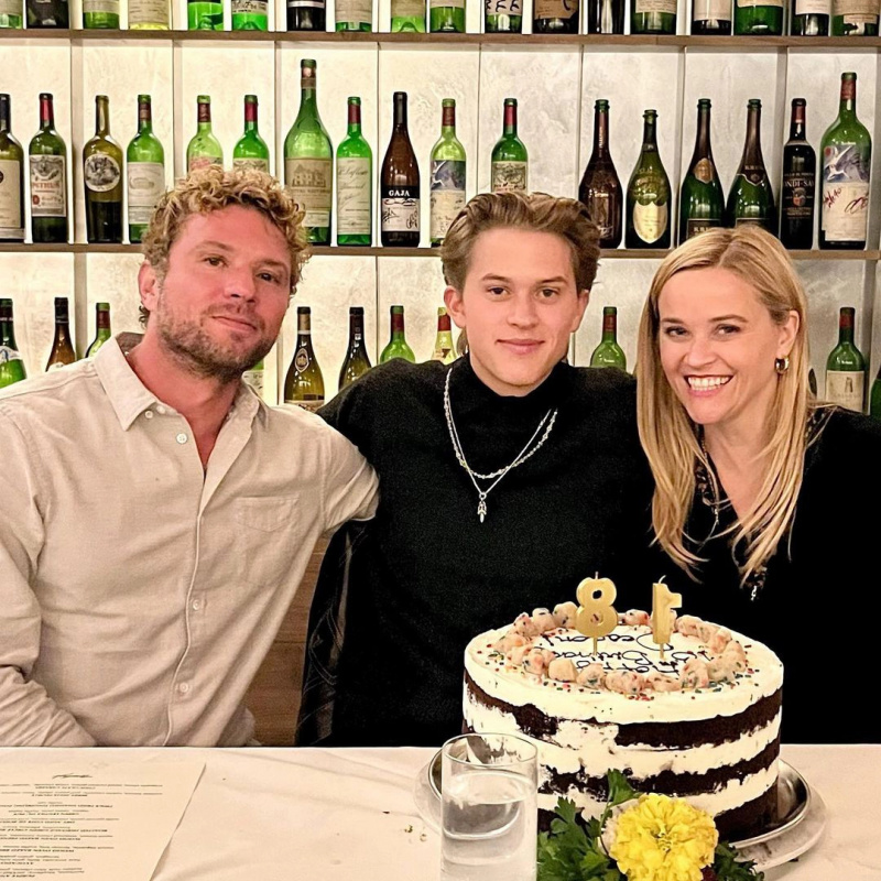 Reese Witherspoon e ex-marido Ryan Phillippe se reúnem para apoiar o filho Deacon's New Music