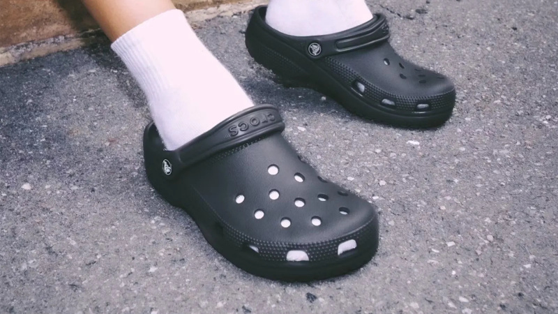 O par de Crocs mais clássico está à venda na Amazon