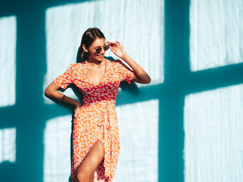 Mulher-Posando-Em-Vestido-de-Verão-Estoque-Foto