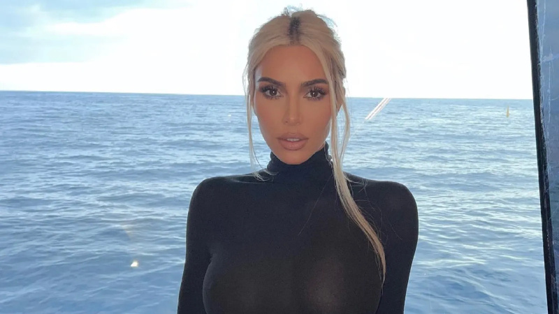 Canal Kim Kardashian neste vestido de skims que abraça as curvas que se encaixa como uma luva