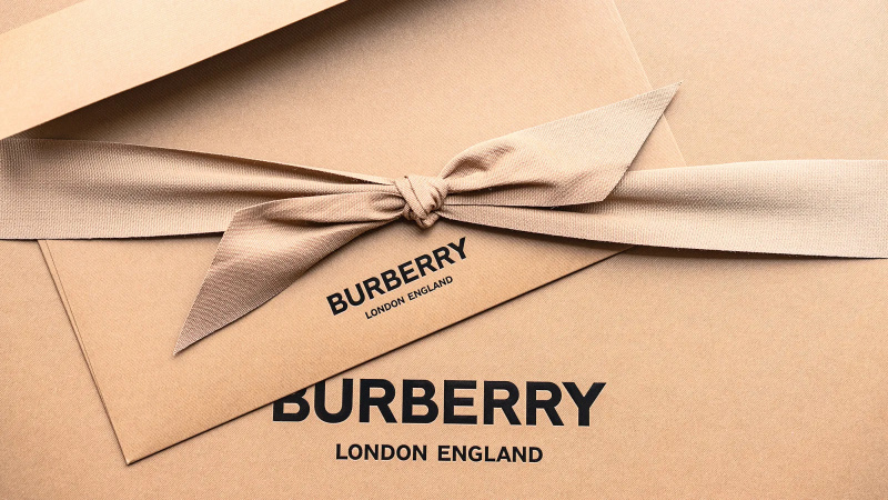 A Burberry está à venda na Saks agora - e você pode economizar US $ 50 a cada US $ 200 gastos