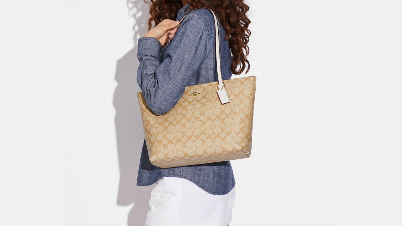 Esta sacola Coach favorita do culto está com 60% de desconto agora
