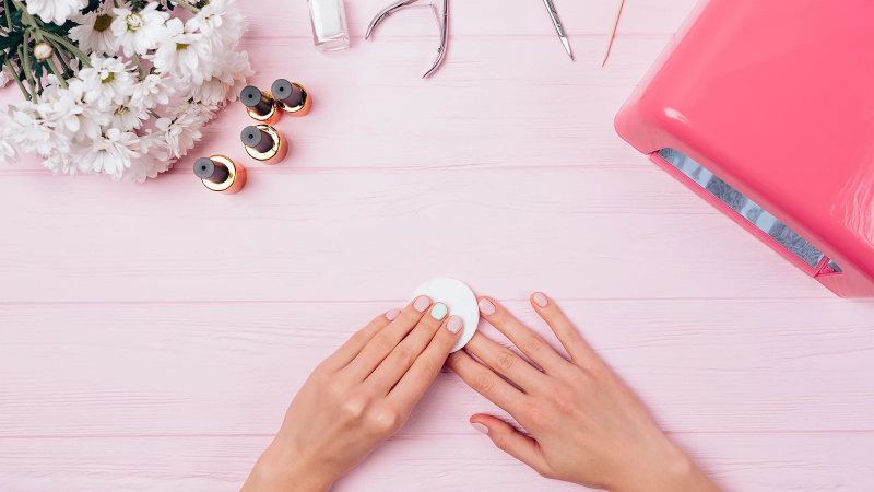 Tão fácil! Este removedor de esmalte premium 3 em 1 também condiciona e prepara