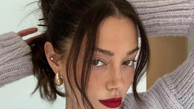 O influenciador Jourdan Sloane diz que esses brincos de ouro são exatamente como a versão do designer - apenas US $ 17