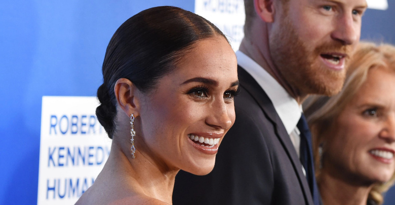   meghan-markle-colar-de-cristal
